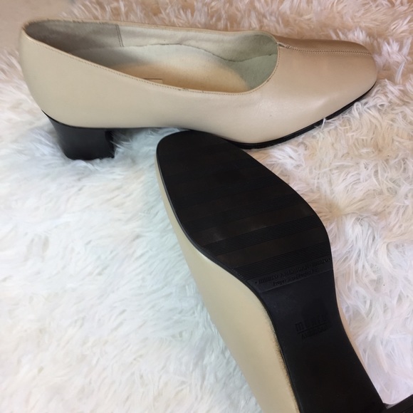 Munro American Shoes - Women’s Munro American Meredith Nude Pumps NWOT